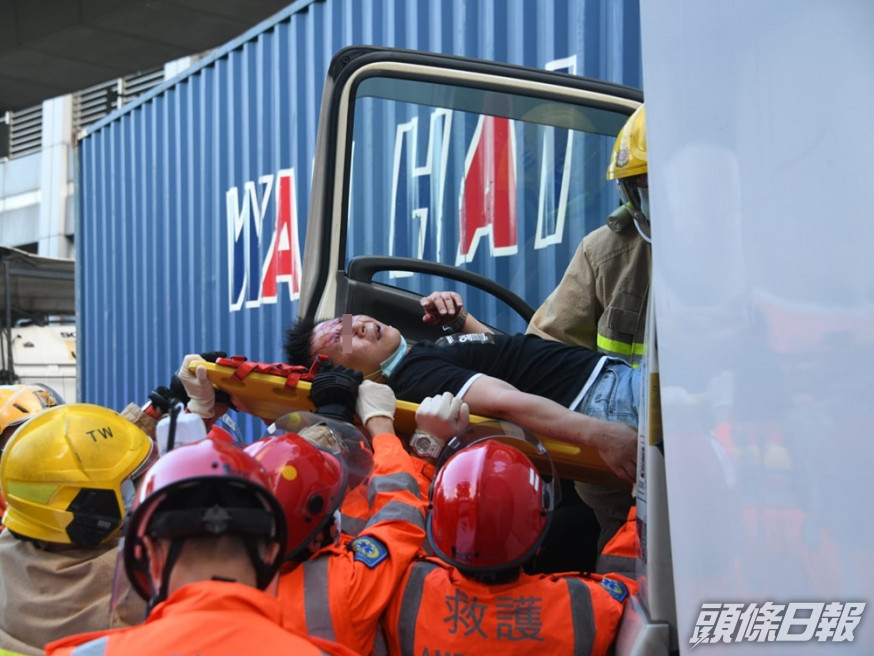 葵涌兩貨車相撞一司機被困受傷送院 頭條日報