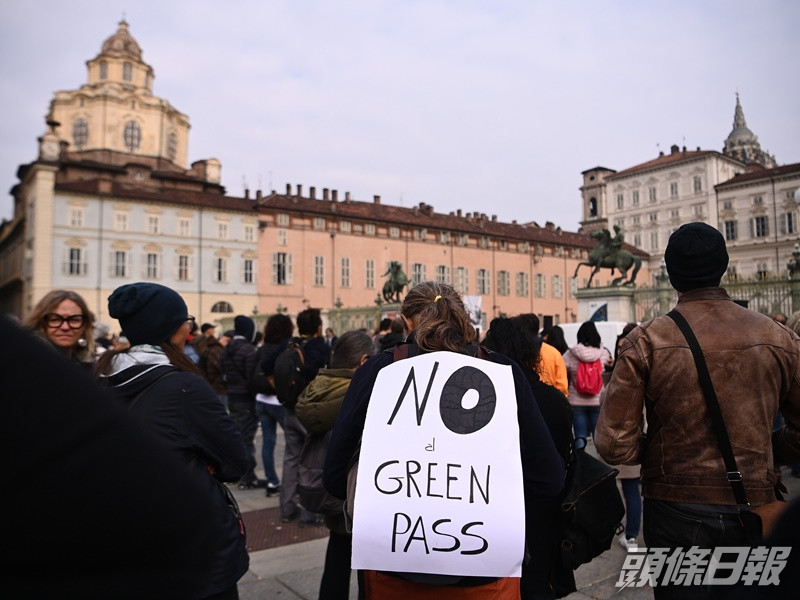 示威者在羅馬街頭拉起橫額。AP