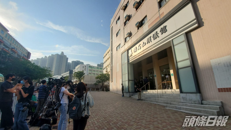 大批傳媒到場採訪。