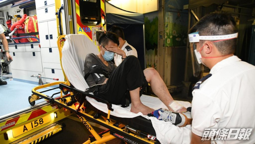 尖沙嘴一名男子遭的士撞傷左腳,由救護車送院治理。