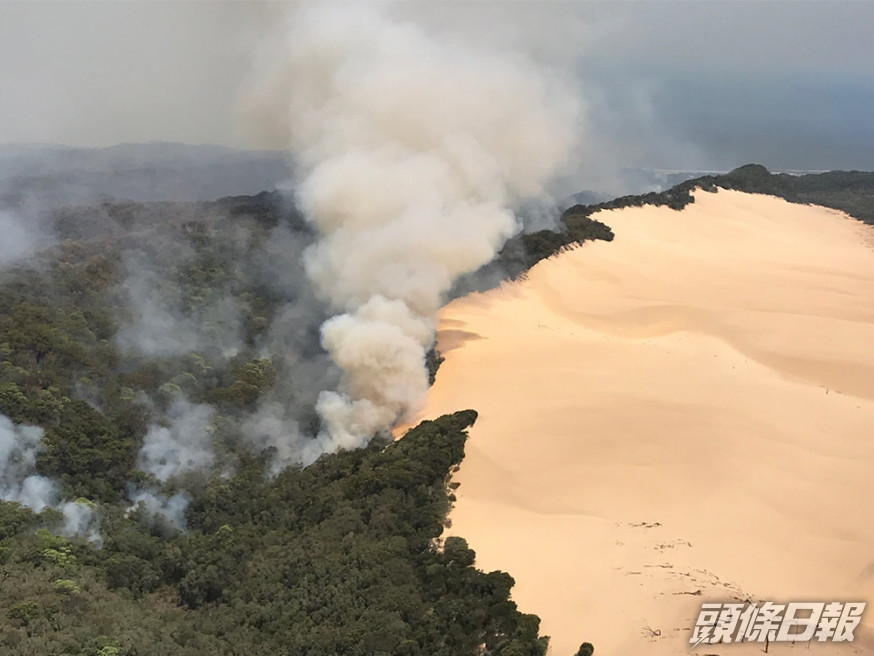 澳洲弗雷澤島大火燒超過6周未停。Queensland Fire and Emergency Services fb圖