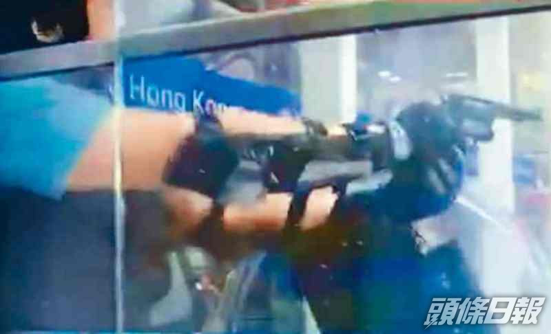 當晚一名警員遭示威者包圍須拔槍示警才得以脫險。資料圖片