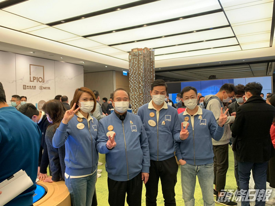 南豐盧子豪(右二)指,LP10收票已高達4位數字,最快下星期初加推,價錢將有少量加幅。