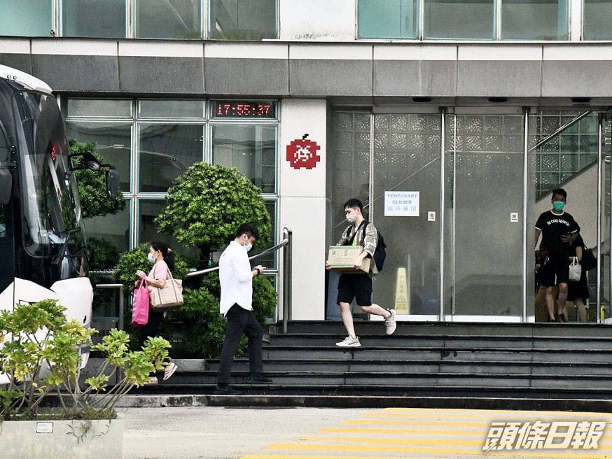 《蘋果》有員工收拾個人物品離開。