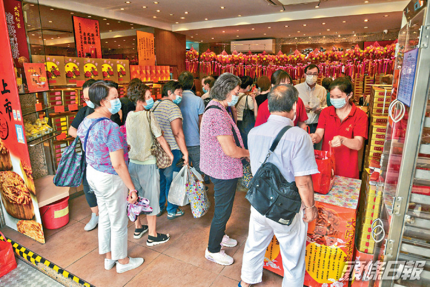 中秋節將至,市民選購月餅過節。資料圖片