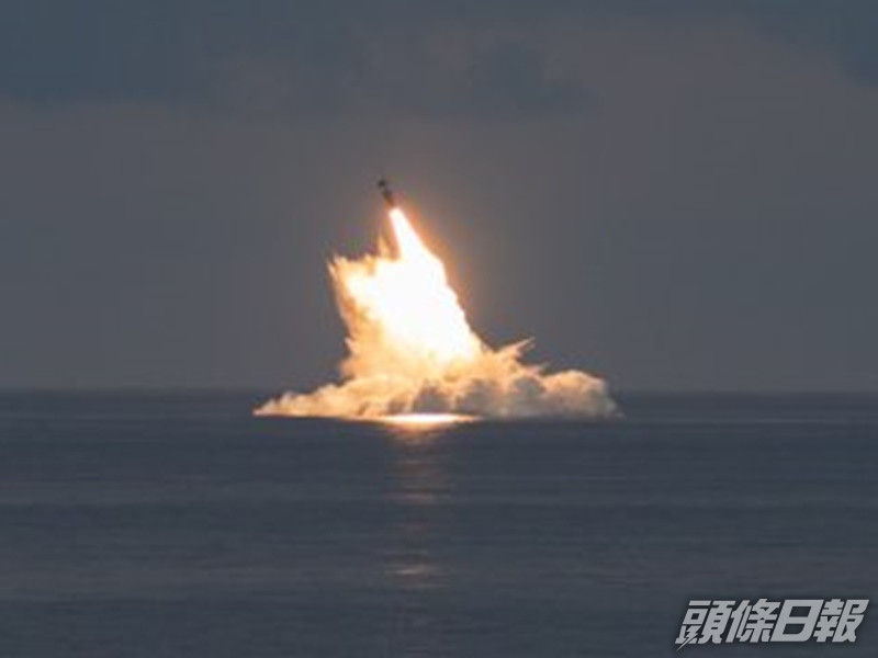 美軍在網上發放試射兩枚潛射彈道導彈相片。twitter