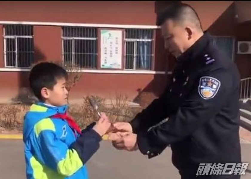 遼寧小五男生拾金不昧,獲學校及當地公安部門頒表揚。網圖