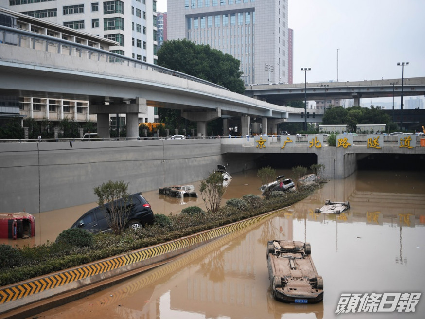 救援人員繼續在鄭州京廣路隧道抽水及搜救。新華社圖片