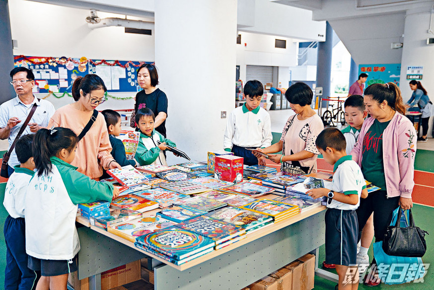 受疫情影響,學校停辦書展,使得書商各出其謀,推銷實體及電子課外書。