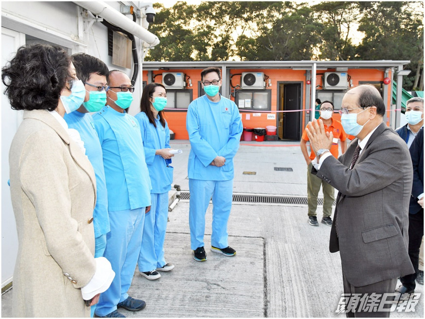 張建宗(右)指本港醫生人手嚴重短缺,公營醫療系統長期超負荷。網圖