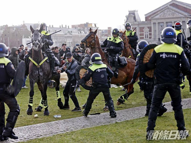 警方動用水炮驅趕,並逮捕約100名示威者。網圖