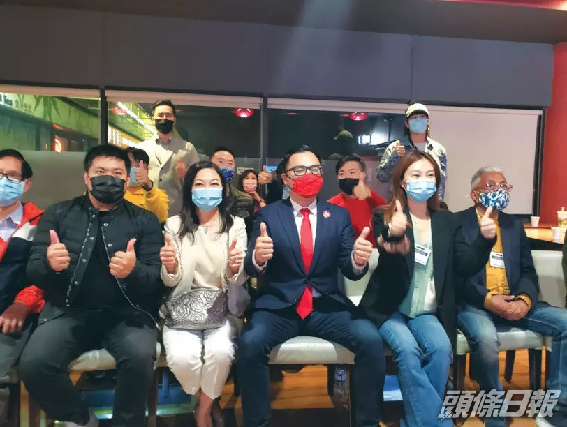 繆宗晏(前右三)和支持者合影。加拿大星島日報圖片