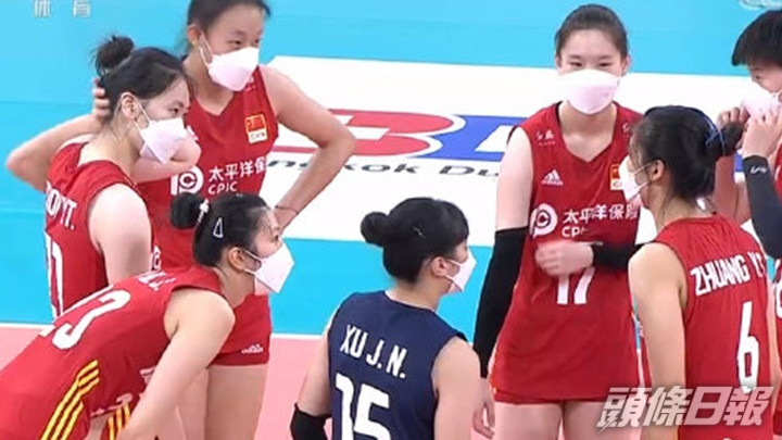 正在菲律賓出賽的中國女排代表隊戴着口罩作賽，惹來網民關注。網上圖片
