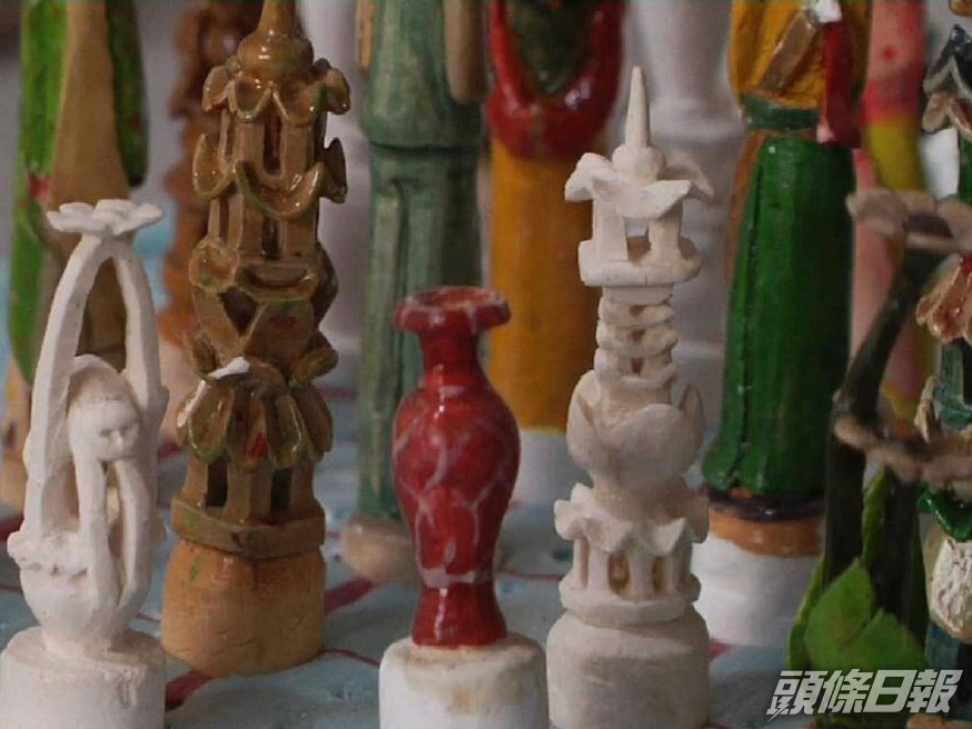 遼寧大連62歲退休美術教師胡巨校,從小自學粉筆微雕手藝。網上圖片