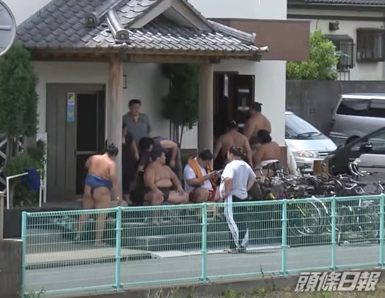 有20名相撲手衝去救援自殺女子。網上圖片