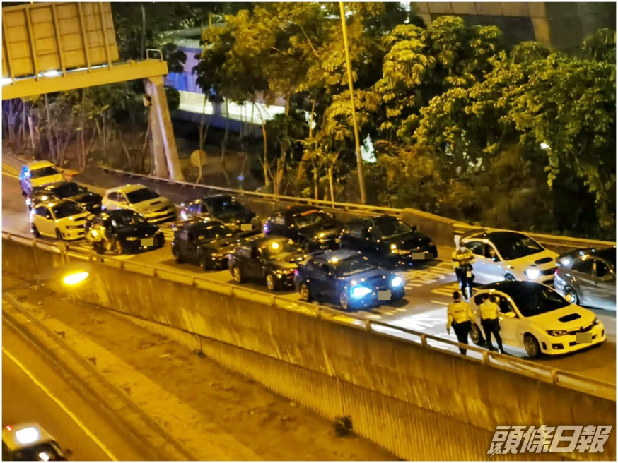 警員截停一批私家車。