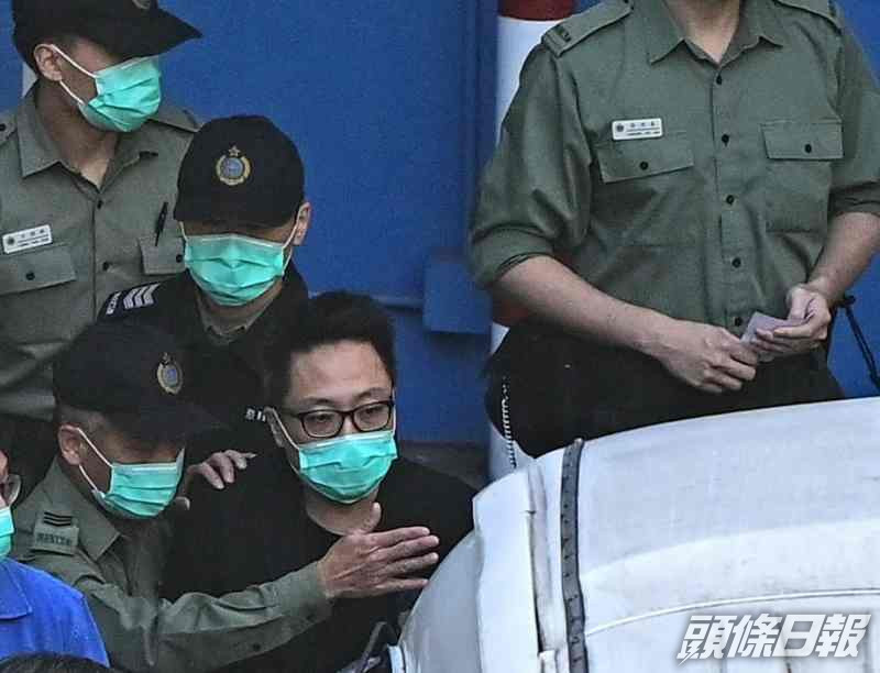 譚得志由囚車押上法庭。