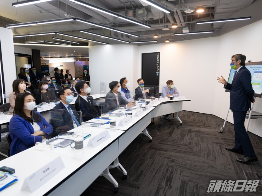 議員聽取任景信簡介數碼港的發展及未來動向。