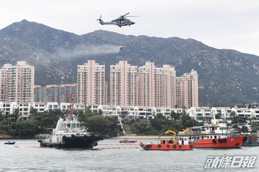 圖示油污應變小組清理模擬溢漏在海面的油污,政府飛行服務隊及其他應變小組亦到場。新聞處