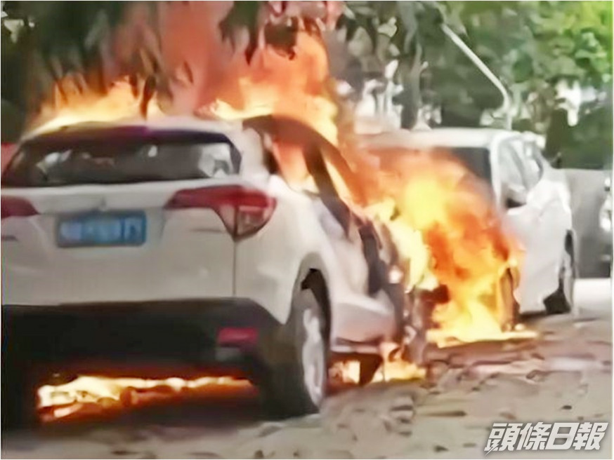 10歲男童因貪玩,竟放火燒掉4輛車。網圖
