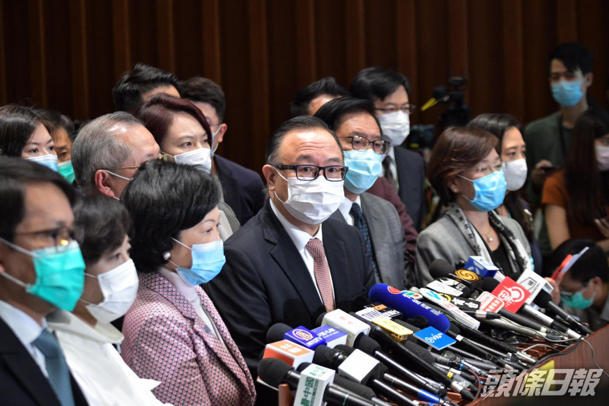建制派班長廖長江(中)