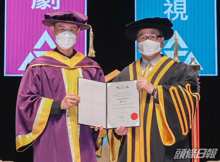 演藝學院校董會主席周振基與榮譽博士張學友。