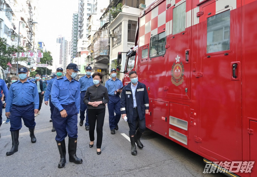 林鄭月娥聯同消防處處長梁偉雄和屋宇署署長余德祥視察昨晚發生致命火災的現場。政府新聞處圖片