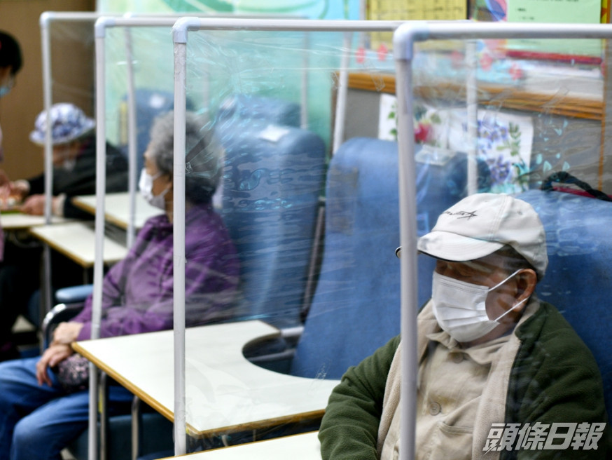 內科醫學院指長者接種率低,建議60歲以上人士毋須預約打針。資料圖片