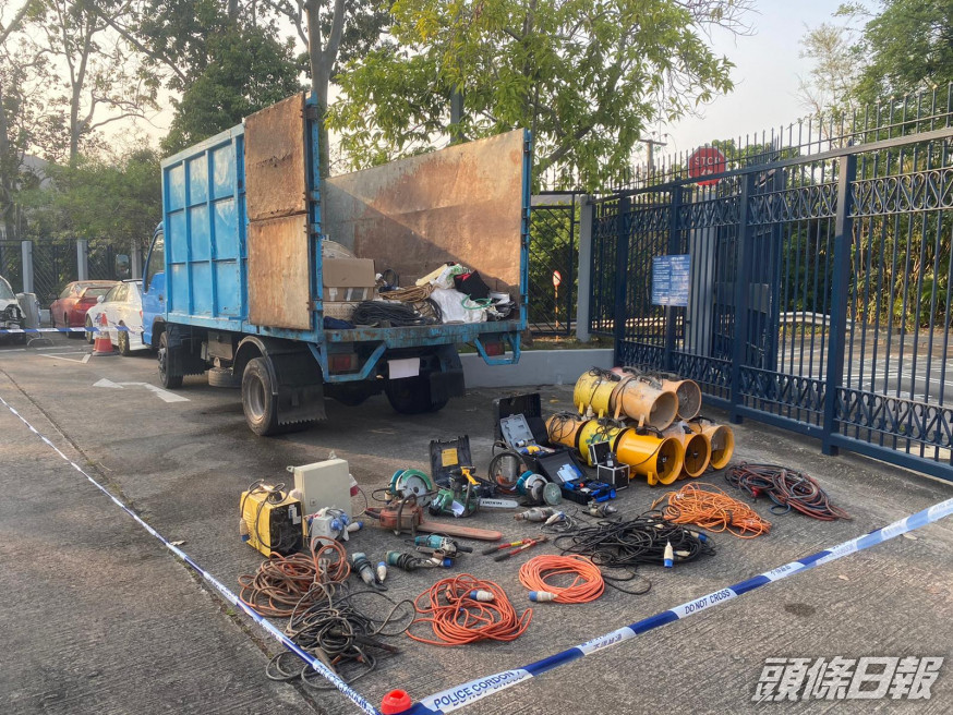 案中貨車及地盤工具。警方圖片