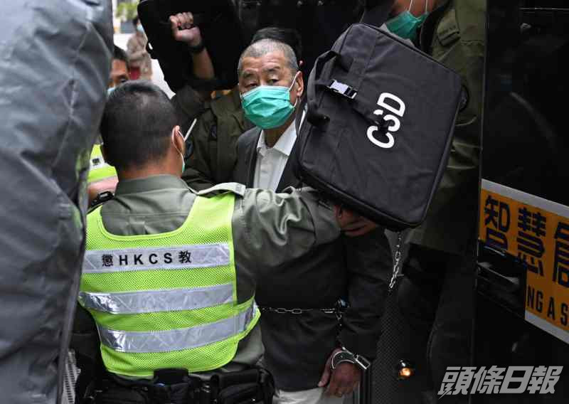 黎智英今早由囚車押上法院。