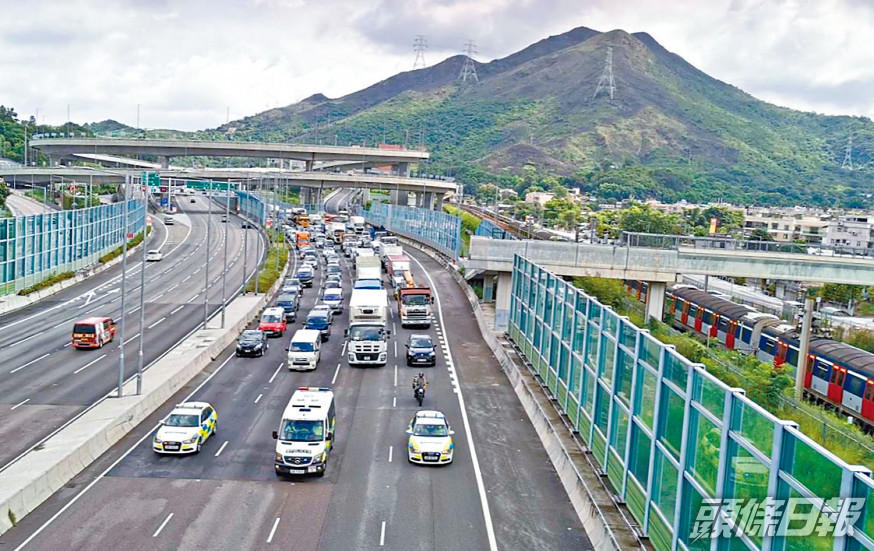 警方一度封鎖四條行車綫救狗。網上圖片
