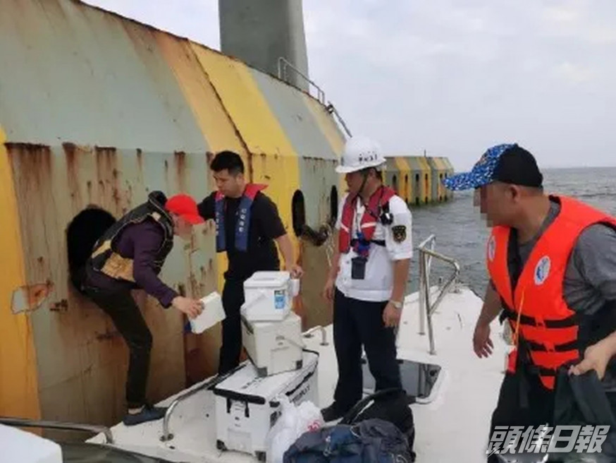 執法人員抓獲在港珠澳大橋橋墩非法垂釣人士。
