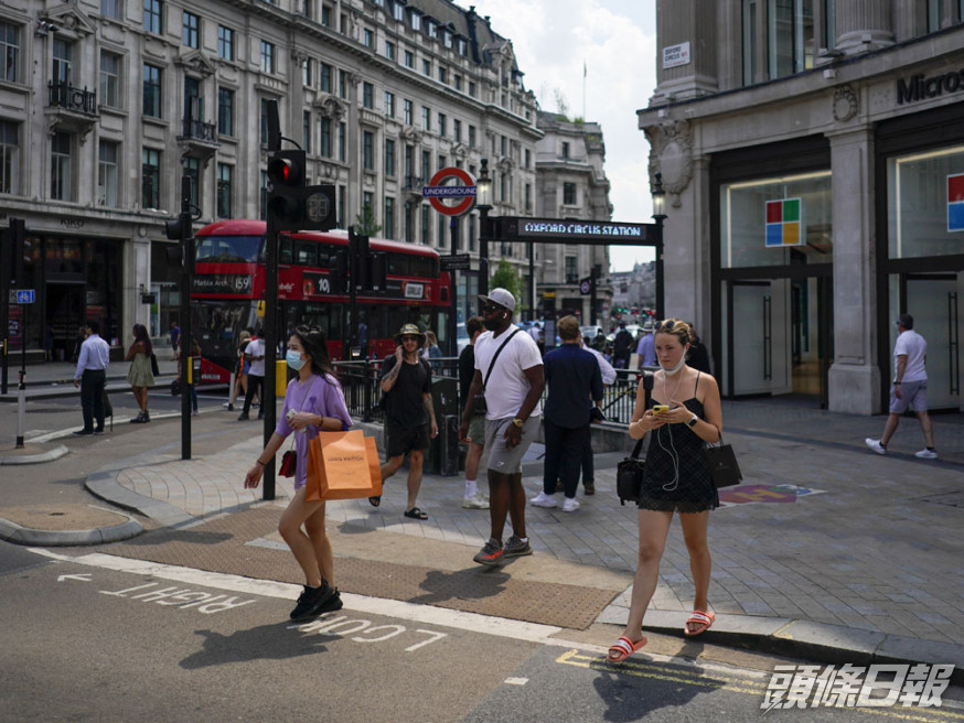 英國新增確診人數連續7天下降。AP圖片