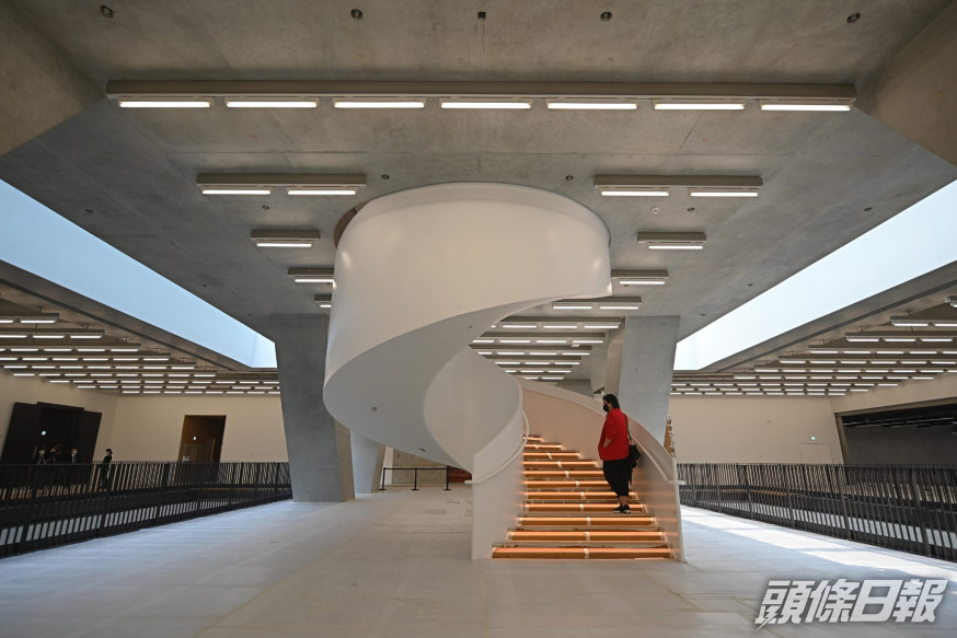 博物館大樓樓高18層,設33個展廳。