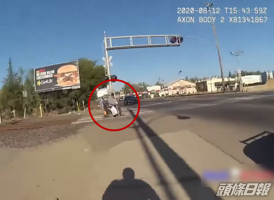 輪椅男被困路軌,加州警在列車到前一刻將他救出。(網圖)