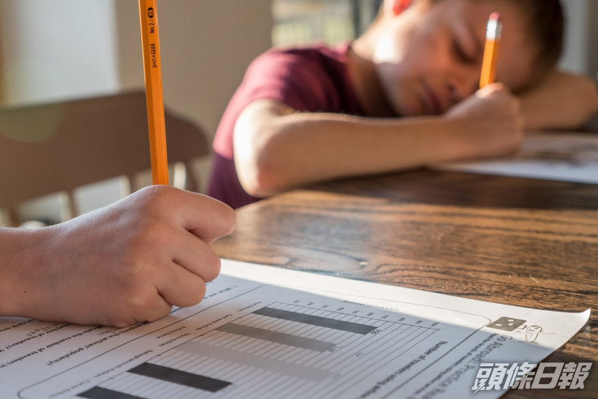 有教師抱怨,有家長凌晨仍傳訊息要求幫兒子尋文具、手冊等。示意圖片