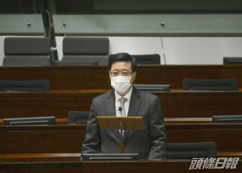 李家超指目前法例並不足以處理「影裙底」等偷拍行為,故需修例加入「窺淫罪」。資料圖片