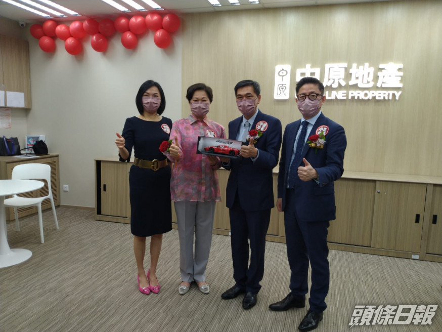會德豐黃光耀(右二)指,啟德MONACO ONE獲批預售。左起:會德豐陳惠慈、中原劉瑛琳,右一為會德豐楊偉銘
