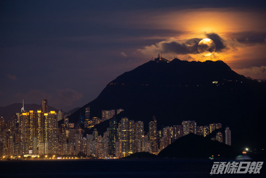 Alfred Lee拍攝的「Moonrise in Hong Kong」。世界氣象組織FB