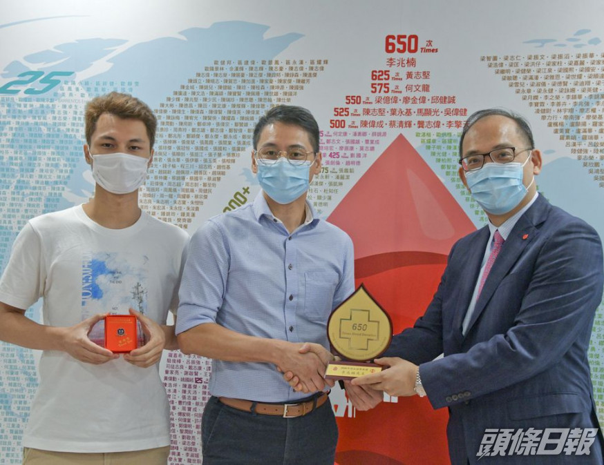 李兆楠(中)及其兒子李柏軒(左)。