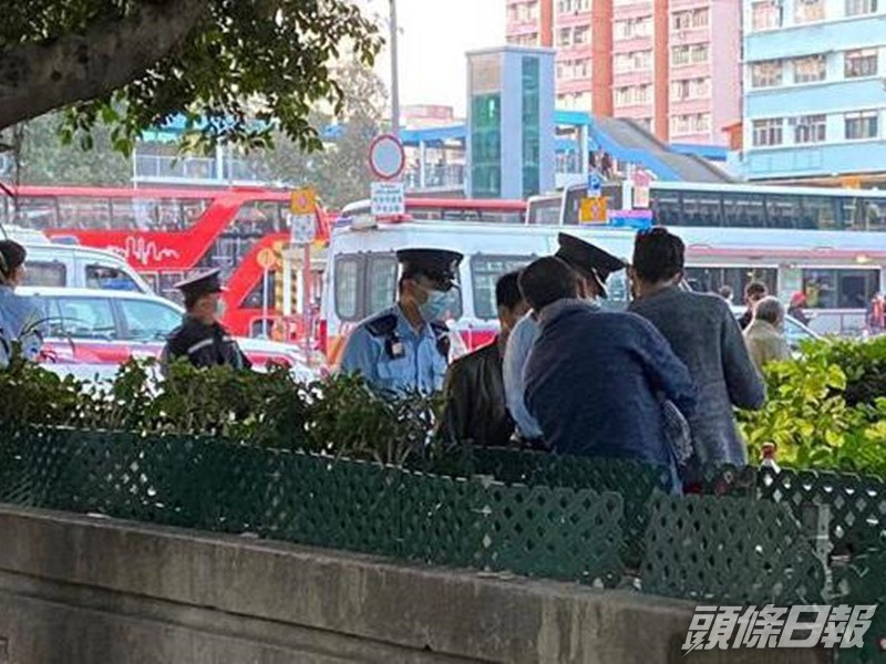 警員亦發現兩名非華裔男子未有配戴口罩。