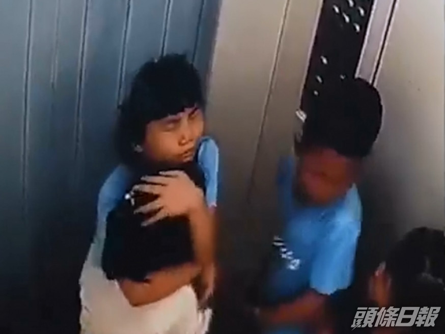 岳陽市女童遇上電梯意外,期間她冷靜地安撫弟妹後來獲救。影片截圖
