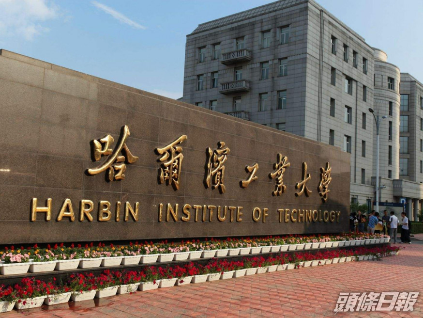 大學宿管阿姨欲趁感恩節派糖,遭學生威脅舉報「過洋節」。