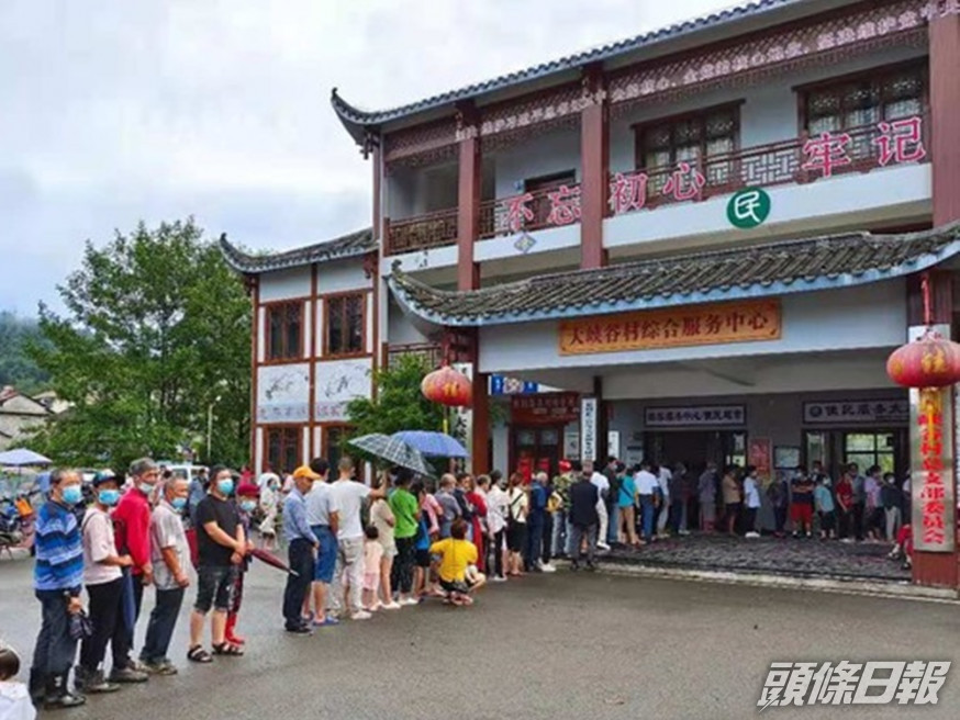 大批張家界市居民排隊輪候檢測。網圖