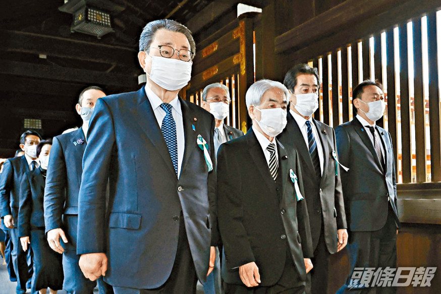 日本近百議員昨日參拜靖國神社。