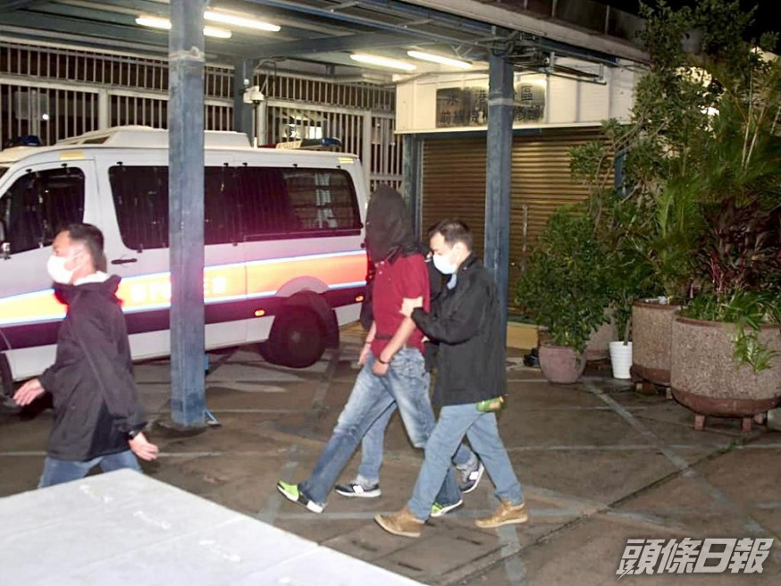 疑兇在警方押誡下,乘船到達西灣河水警基地。