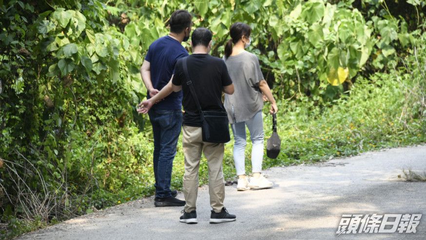 死者妻子及親友到場路祭。