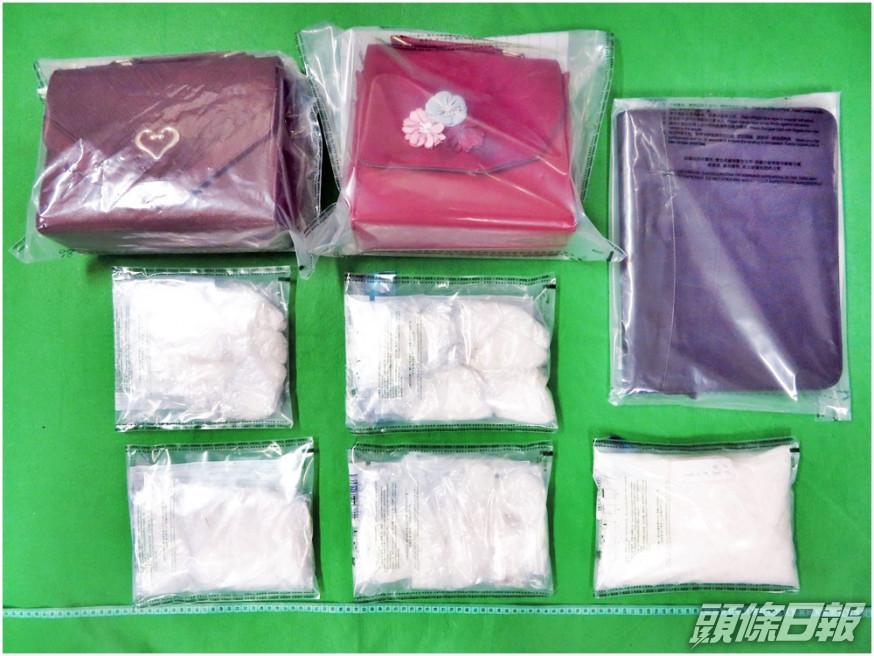 部分檢獲的懷疑冰毒及用作收藏毒品的文件夾和手袋。