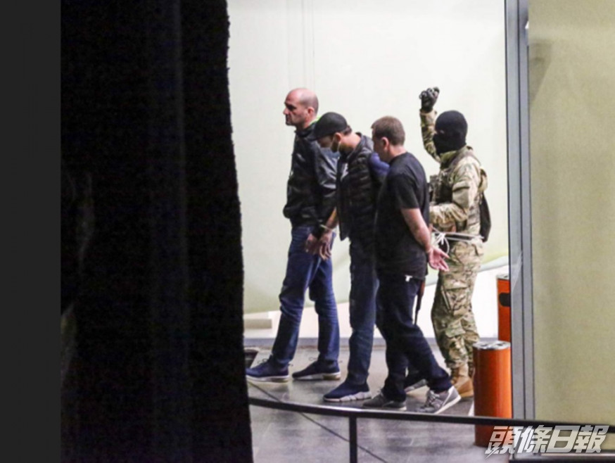 一名身穿軍服的持械蒙面男子闖進一間商營銀行內並挾持46名人質。網圖