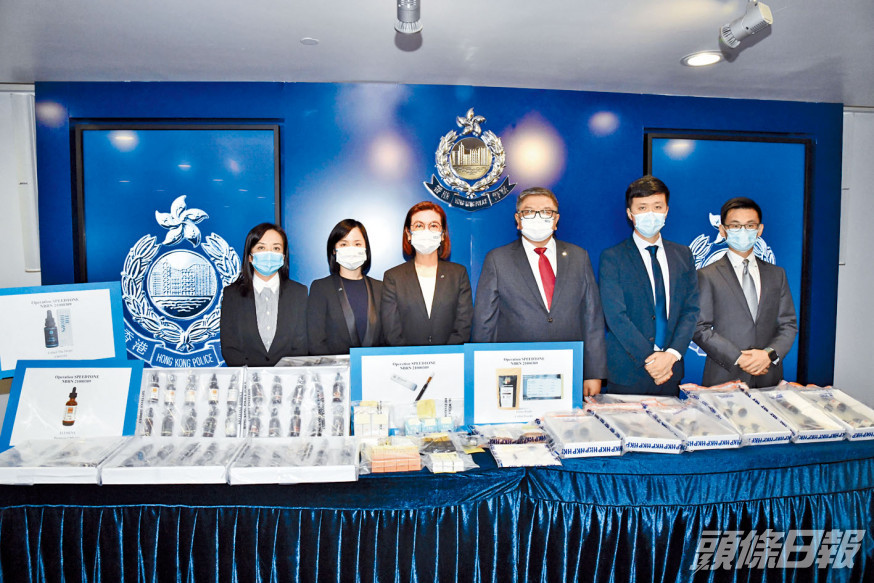 署理總警司吳頴詩（左三）及警司陳江明（右三）展示檢獲的含四氫大麻酚產品。